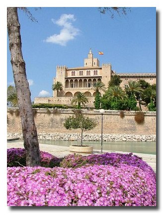 Дворец Альмудайна в Испании - достопримечательности Испании